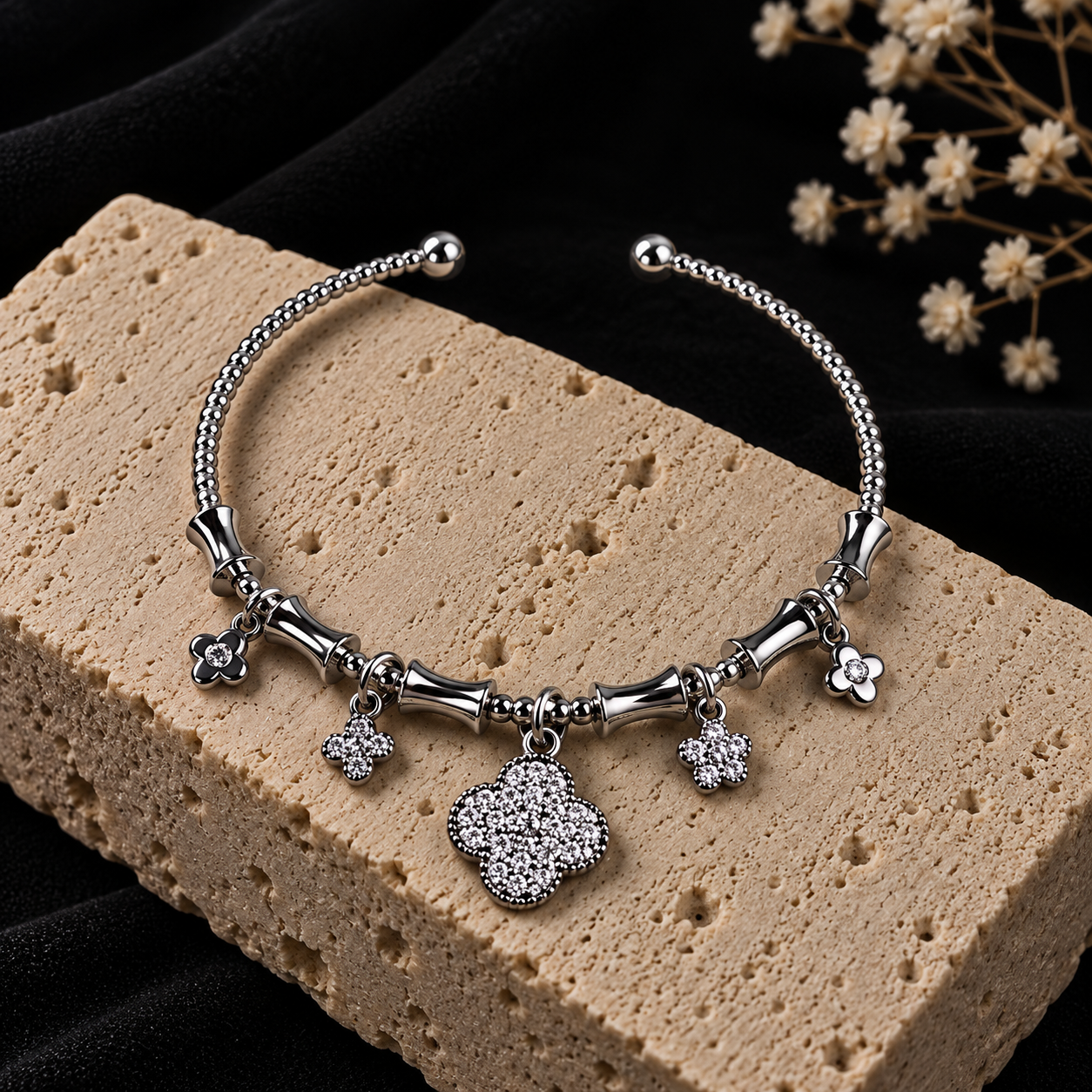 Zirkon Taşlı Yonca/Çiçek Charm 14K Altın Kaplama Kelepçe Bileklik