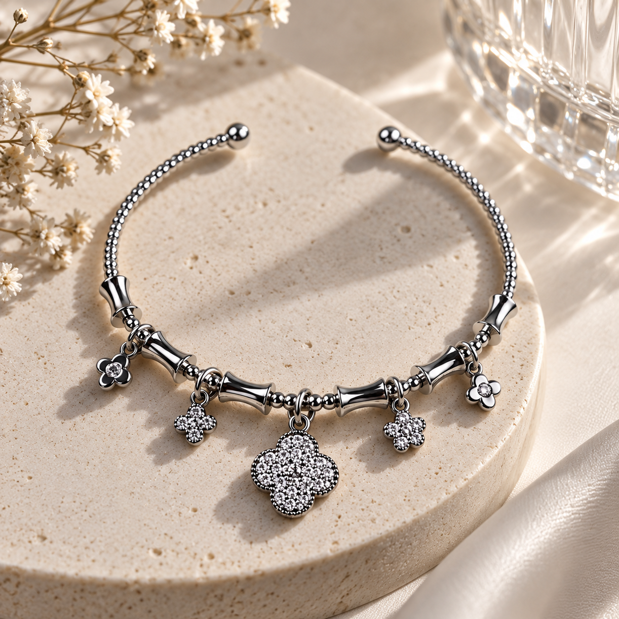Zirkon Taşlı Yonca/Çiçek Charm 14K Altın Kaplama Kelepçe Bileklik önizleme 2